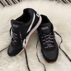 Old school Reebok leather suede vinyl logo lace sneaker